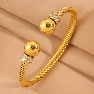 Bracelet jonc torsadé doré avec accents de perles et détails incrustés de cristaux