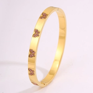 Detail van de gouden roestvrijstalen vlinderarmband met roze strassteentjes accenten