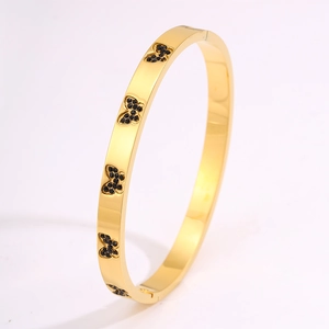 Gedetailleerde opname van de gouden armband met zwarte vlindermotieven en zirkonia
