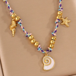 Détail du collier tressé coloré avec des pendentifs en forme d'étoile de mer dorée