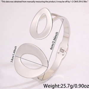 Dettaglio macro del bracciale argento a goccia con cerniera a molla e dimensioni
