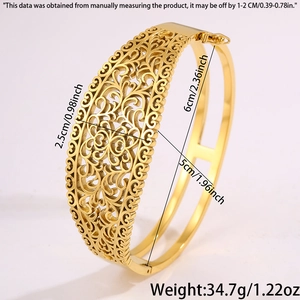 Dettaglio del bracciale traforato placcato oro con larghezza di 2,5 cm e diametro di 6 cm