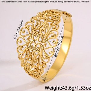 Dettaglio del bracciale dorato in acciaio inossidabile con motivo floreale traforato e misure