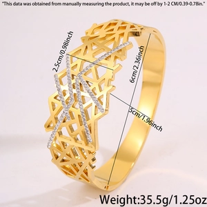 Vista dettagliata dell'ampio bracciale geometrico placcato oro 18K con cristalli e dimensioni
