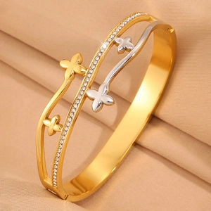 Détails de gros plan du bracelet trèfle double couche avec accents de zircon brillant