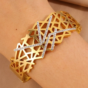 Bracciale geometrico in acciaio al titanio placcato oro 18K con dettagli in cristallo