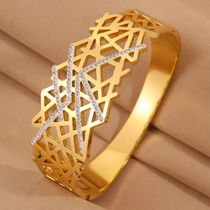 Elegante bracciale rigido in acciaio al titanio placcato oro 18K con griglia geometrica e cristalli