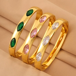 Eleganter vergoldeter Armreif mit Marquise-Kristallen in Grün, Rosa und Klarweiß