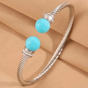 Détail macro du bracelet torsadé avec pierres turquoise et accents de diamants