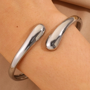 Bracelet jonc ouvert en acier inoxydable argenté poli avec design goutte minimaliste