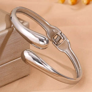 Bracelet jonc ouvert goutte d'eau en acier inoxydable poli argenté sur coffret cadeau