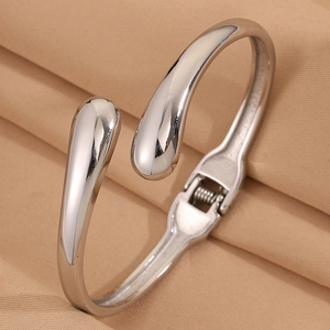 Bracelet jonc en acier inoxydable argenté poli avec embouts en forme de larme