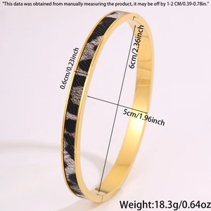 Detailansicht des goldenen Edelstahlarmreifs mit 0,6 cm Breite und Leopardenmuster-Inlay