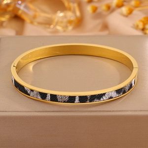 Makroaufnahme des goldenen Leoparden-Armreifs aus Edelstahl mit sicherem Scharnierverschluss