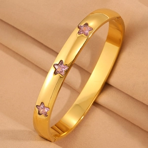 Detailansicht eines goldenen Edelstahlarmbands mit drei rosa sternförmigen Kristallen