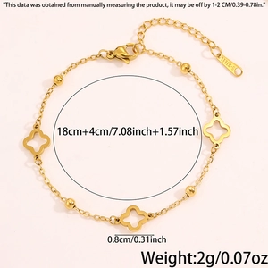 Dettaglio del bracciale a quadrifoglio in acciaio dorato con chiusura a moschettone e catena