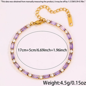 Vista macro del bracciale tennis placcato oro 18K con zirconi viola e bianchi fini