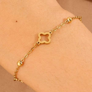 Bracciale da donna in acciaio inossidabile dorato con quadrifoglio traforato e perline