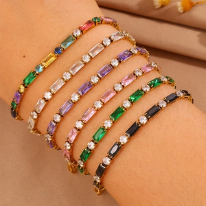 Elegante set di sei braccialetti tennis in zircone colorato con finitura in acciaio dorato