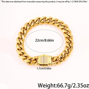 Détail du bracelet gourmette doré de 22 cm avec un fermoir serti de diamants de 1,7 cm
