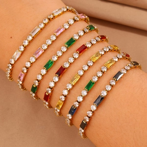 Bracciali tennis in acciaio placcato oro 18k con zirconi colorati indossati al polso