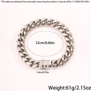 Vue détaillée du bracelet gourmette argenté avec fermoir rectangulaire strassé