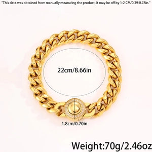 Détail d'un bracelet gourmette doré montrant la longueur de 22 cm et le fermoir serti de diamants