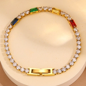 Dettaglio del bracciale tennis in titanio dorato con zirconi colorati su espositore