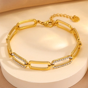 Elegant 18k gold plated stainless steel bracelet with oval links and zircon pavé inlay