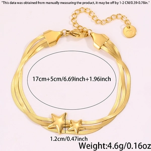 Détail du bracelet triple chaîne serpent dorée avec breloques étoiles et étiquette coeur