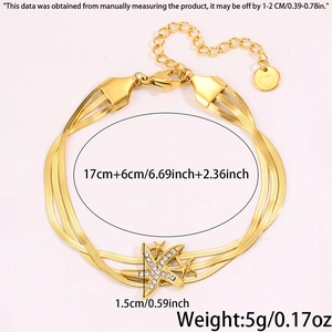 Détail d'un bracelet doré à plusieurs rangs avec breloque étoile de mer et fermoir mousqueton