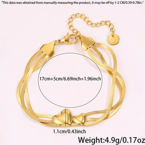 Vue détaillée du bracelet multicouche en maille serpent dorée avec pendentifs en cœur