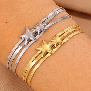 Gros plan de bracelets multicouches à chaîne serpent en acier avec breloques en forme d'étoile