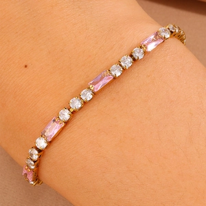 Dettaglio degli zirconi rosa rettangolari e cristalli rotondi su bracciale tennis dorato