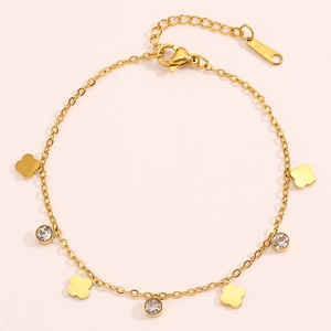 Dettaglio del bracciale quadrifoglio dorato con cristalli e chiusura in acciaio inox