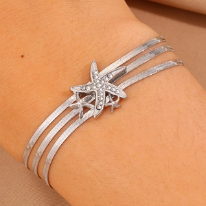 Détail d'un bracelet triple chaîne serpent en acier inoxydable avec étoiles de mer