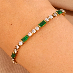 Dettaglio del bracciale tennis placcato oro con gemme verdi taglio smeraldo e zirconi