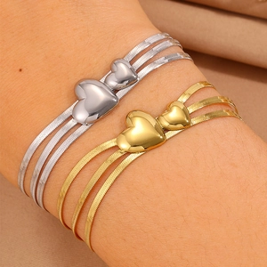 Bracelet multicouche en acier titane avec double pendentif cœur en finitions or et argent