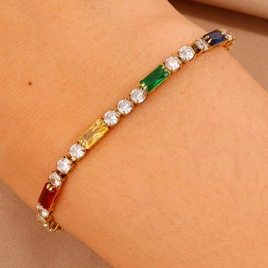 Dettaglio di un bracciale tennis placcato oro con zirconi colorati rettangolari e tondi