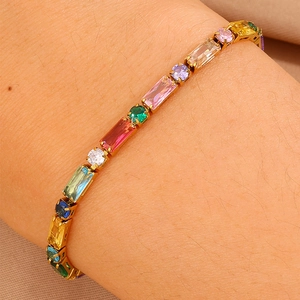 Bracciale tennis con zirconi arcobaleno in acciaio al titanio dorato su polso donna