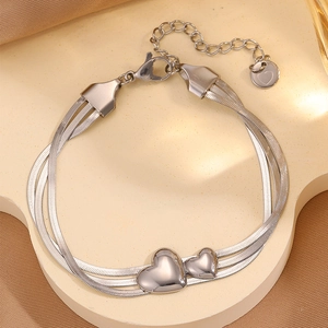 Élégant bracelet multicouche en acier titane argenté avec des breloques en forme de cœur
