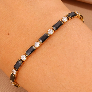 Dettaglio del bracciale tennis in oro bicolore con zirconi neri e bianchi al polso
