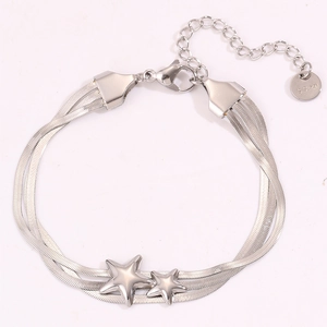 Détail du bracelet multi-rangs en maille serpent d'acier inoxydable avec charms étoiles