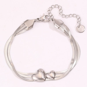 Détail du bracelet triple chaîne serpent argentée avec breloques cœurs et fermoir
