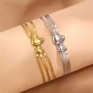 Bracelet luxueux multicouche en acier titane avec cœurs en finitions dorée et argentée