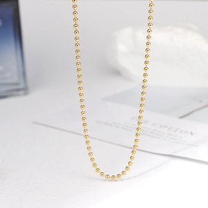 Collier minimaliste à boules dorées pour femmes avec une finition métallique polie