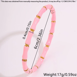 Detailansicht eines rosa Emaille-Bambusarmbands mit 6 cm Innendurchmesser und 0,4 cm Breite