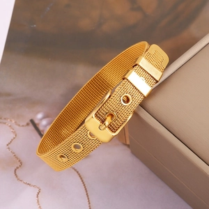 Détail d'un bracelet doré en maille tressée de style montre avec boucle réglable