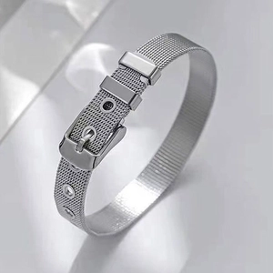 Détail d'un bracelet en maille d'acier inoxydable argenté avec fermeture à boucle classique