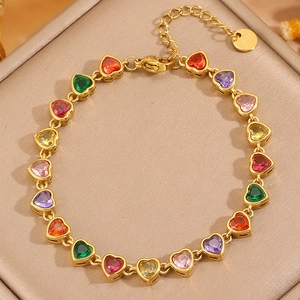 Regenbogen Herz Zirkon Tennisarmband aus goldenem Edelstahl für Damen auf Schmuckdisplay